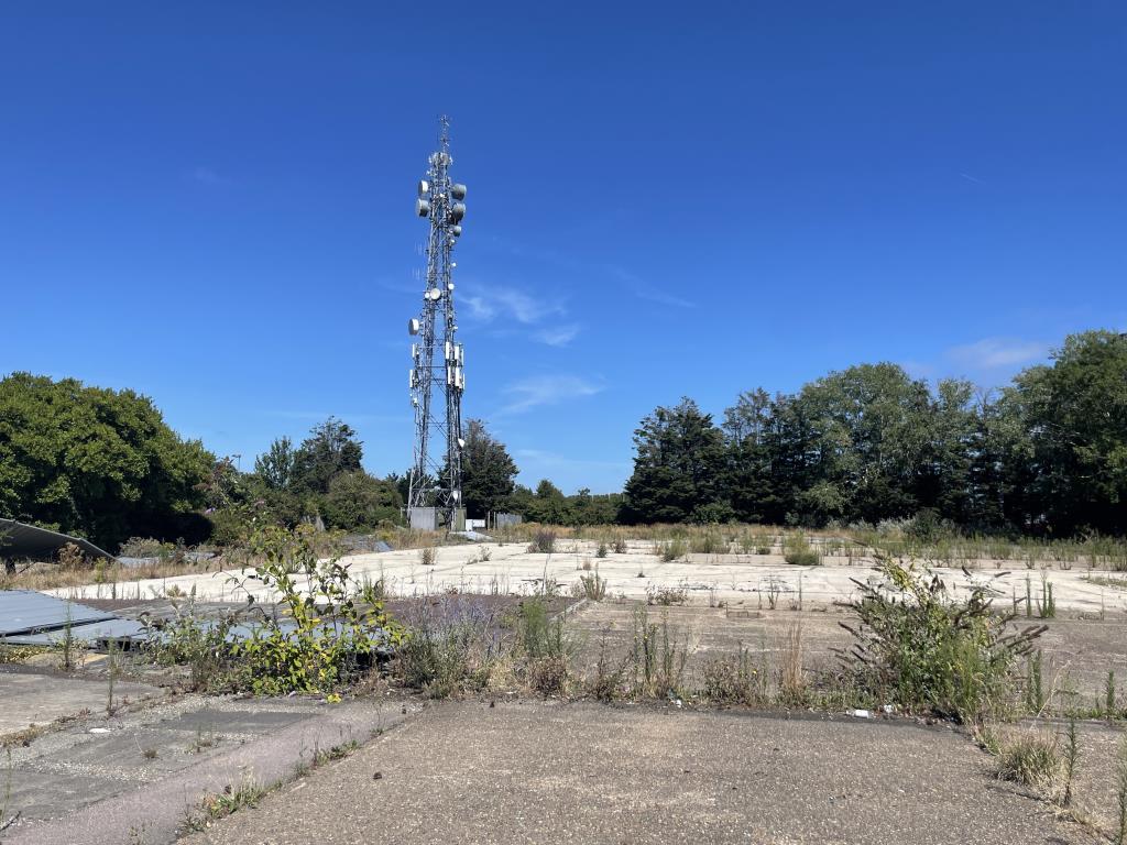 Lot: 17 - VALUABLE SITE EXTENDING TO 1.69 ACRES WITH POTENTIAL FOR DEVELOPMENT IN PRIME LOCATION - 